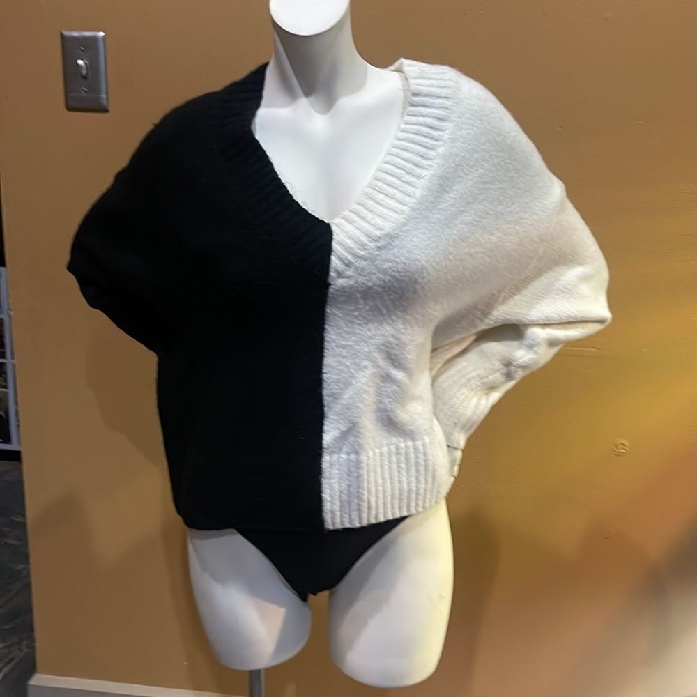 RD Style Black/White V-Neck Sweater in black & white, Size Medium - Picture 4 of 15